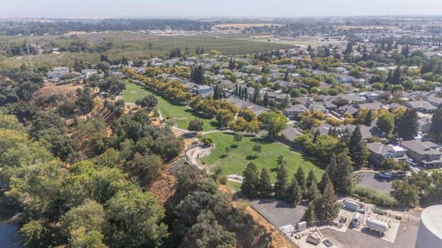 748 Valley View Dr, Oakdale, CA 95361