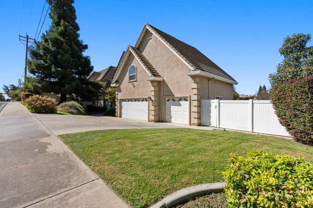 748 Valley View Dr, Oakdale, CA 95361