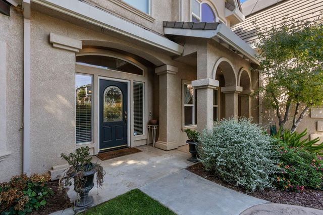 748 Valley View Dr, Oakdale, CA 95361