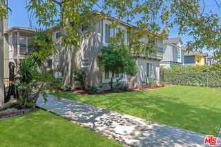 16021 Victory Boulevard, Van Nuys, CA 91406