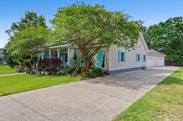 129 Lakewood Drive, Waveland, MS 39576