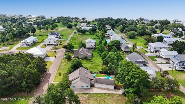 129 Lakewood Drive, Waveland, MS 39576
