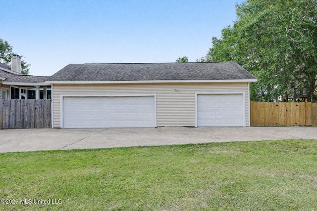 129 Lakewood Drive, Waveland, MS 39576