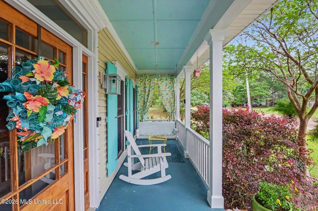 129 Lakewood Drive, Waveland, MS 39576