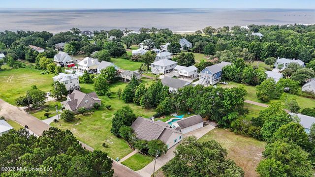 129 Lakewood Drive, Waveland, MS 39576