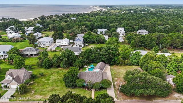 129 Lakewood Drive, Waveland, MS 39576