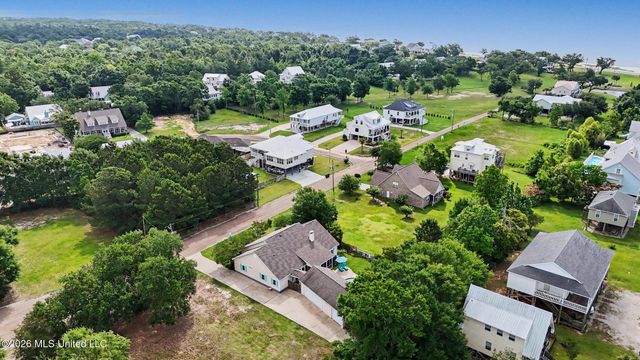 129 Lakewood Drive, Waveland, MS 39576