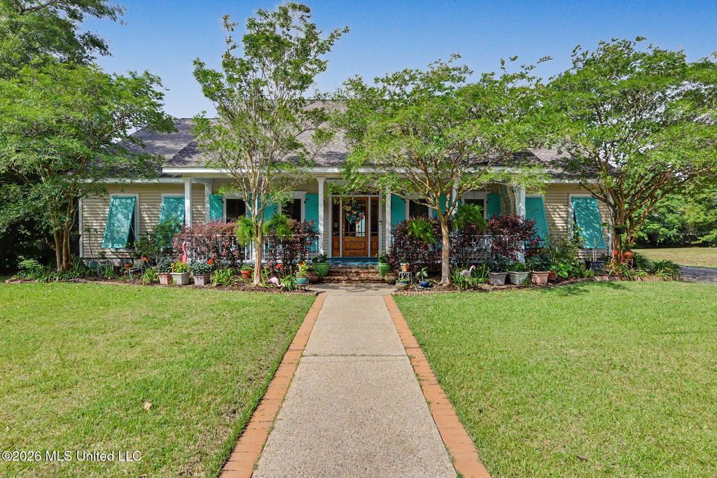 129 Lakewood Drive, Waveland, MS 39576