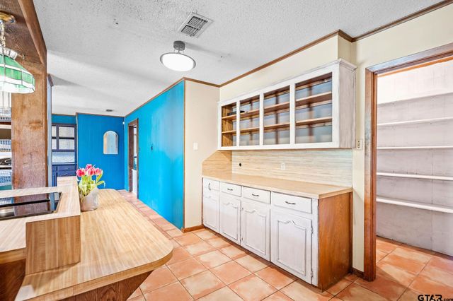 1006 Spring St, Longview, TX 75604