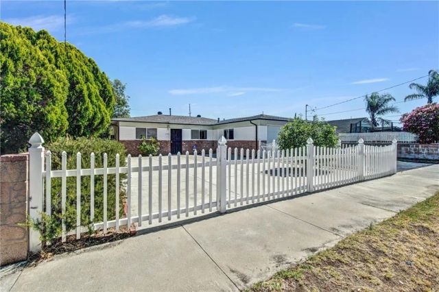 11046 Lull St., Sun Valley, CA 91352