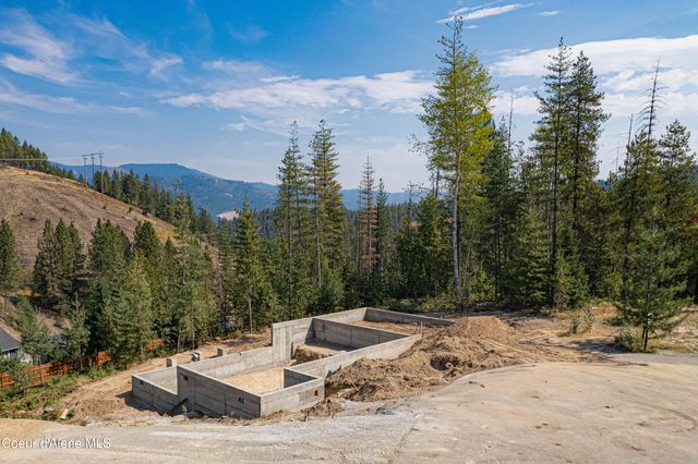 207 Palomino Ct, Pinehurst, ID 83850