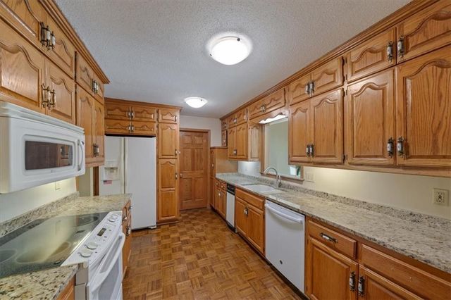 2326 W 95 Street, Leawood, KS 66206