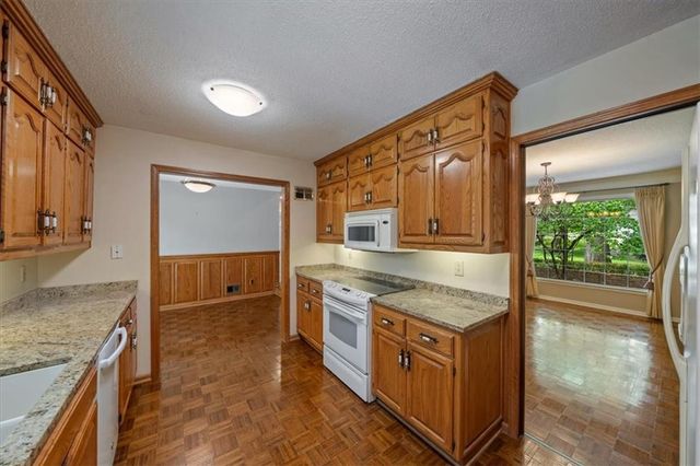 2326 W 95 Street, Leawood, KS 66206