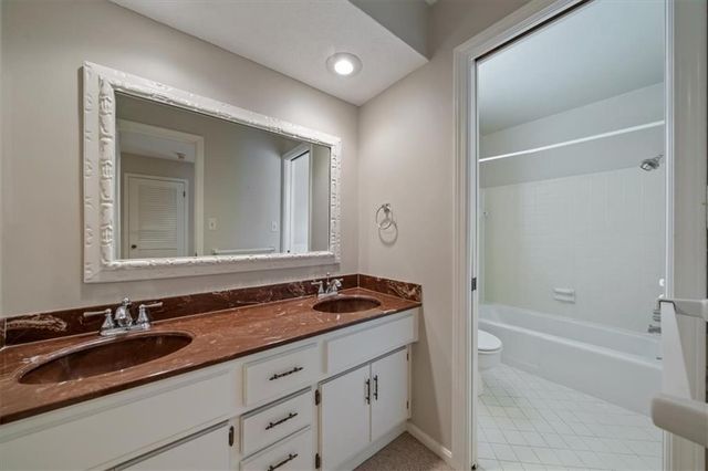 2326 W 95 Street, Leawood, KS 66206