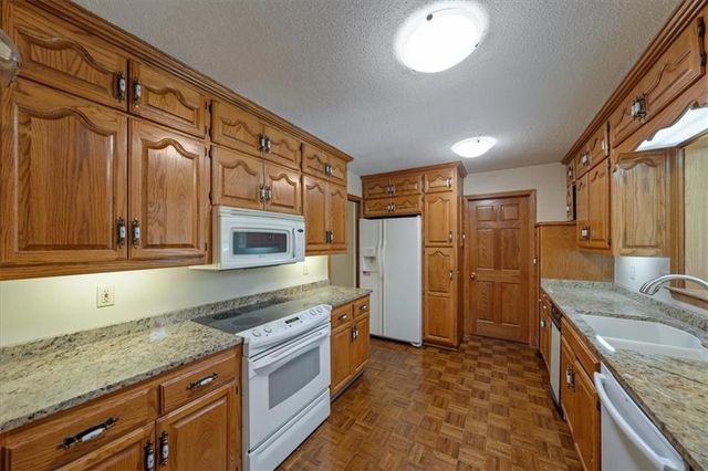 2326 W 95 Street, Leawood, KS 66206