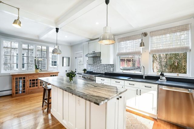 6 Clinton Pl, New Bedford, MA 02740