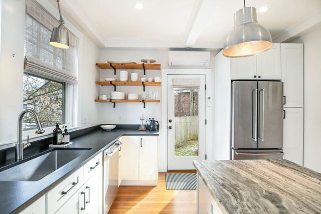 6 Clinton Pl, New Bedford, MA 02740