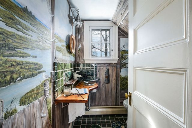 6 Clinton Pl, New Bedford, MA 02740