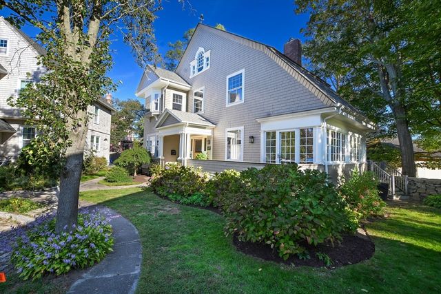 6 Clinton Pl, New Bedford, MA 02740