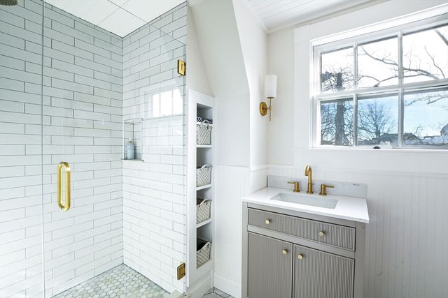 6 Clinton Pl, New Bedford, MA 02740