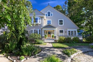6 Clinton Pl, New Bedford, MA 02740
