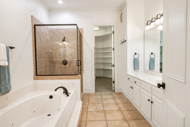 214 Hide A Way Drive, Mabank, TX 75156