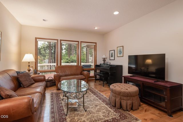 60894 Willow Creek Loop, Bend, OR 97702