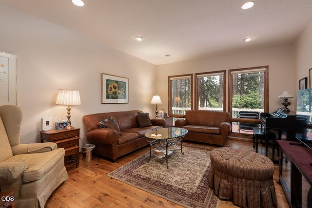 60894 Willow Creek Loop, Bend, OR 97702