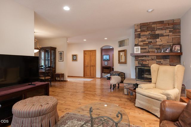 60894 Willow Creek Loop, Bend, OR 97702