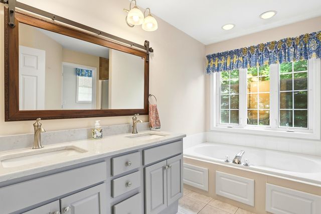 57 Lindsay Road, Hooksett, NH 03106