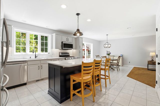 57 Lindsay Road, Hooksett, NH 03106