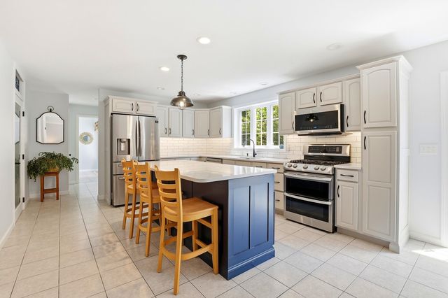 57 Lindsay Road, Hooksett, NH 03106