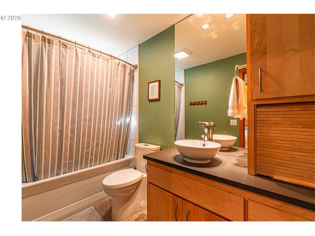 3010 Hendricks Hill Dr, Eugene, OR 97403