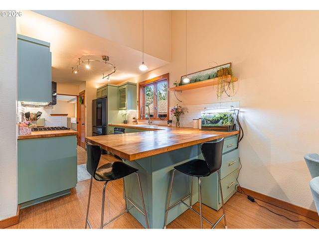 3010 Hendricks Hill Dr, Eugene, OR 97403