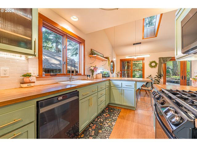 3010 Hendricks Hill Dr, Eugene, OR 97403