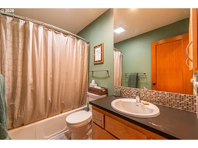 3010 Hendricks Hill Dr, Eugene, OR 97403