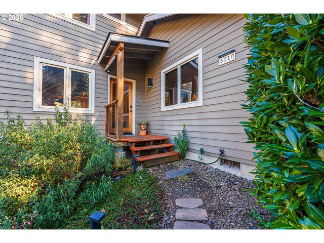 3010 Hendricks Hill Dr, Eugene, OR 97403