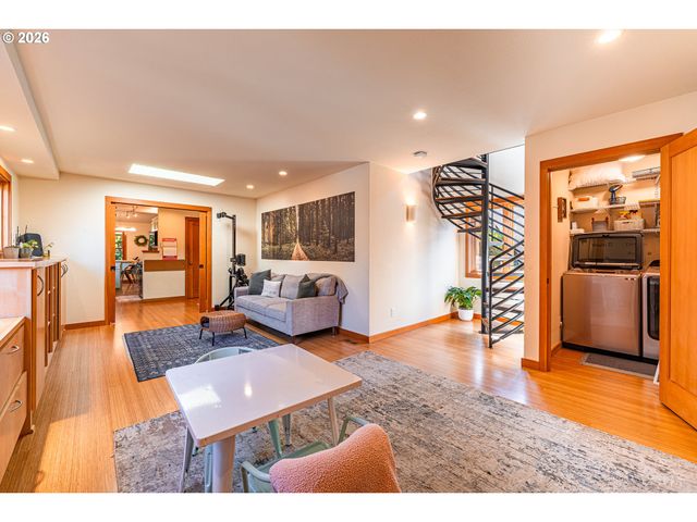 3010 Hendricks Hill Dr, Eugene, OR 97403