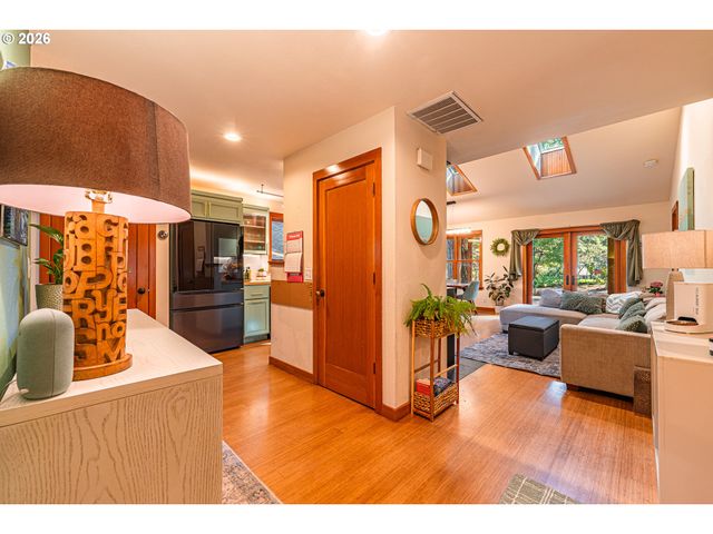 3010 Hendricks Hill Dr, Eugene, OR 97403