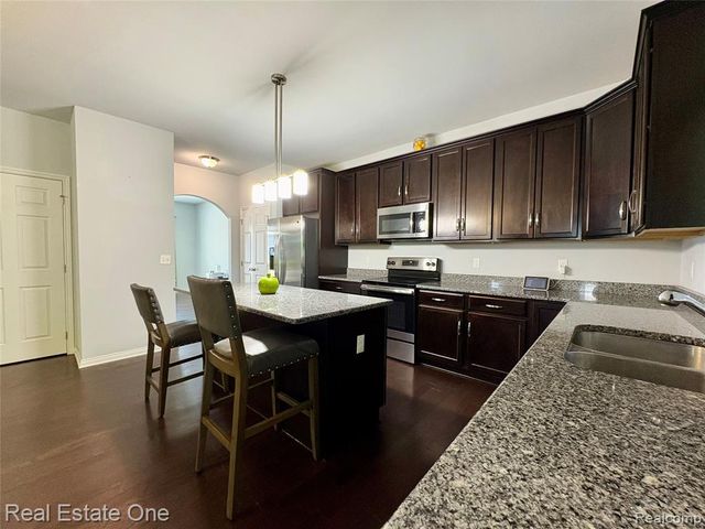 329 Beaver Run, Holly, MI 48442