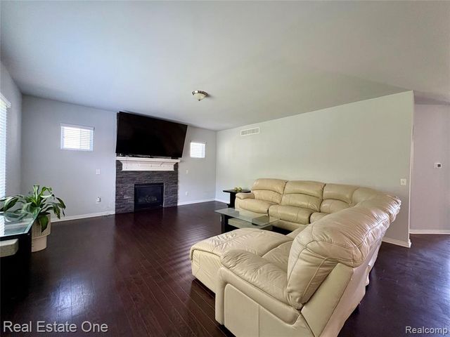 329 Beaver Run, Holly, MI 48442