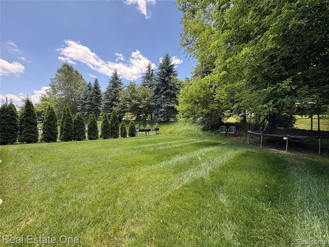 329 Beaver Run, Holly, MI 48442