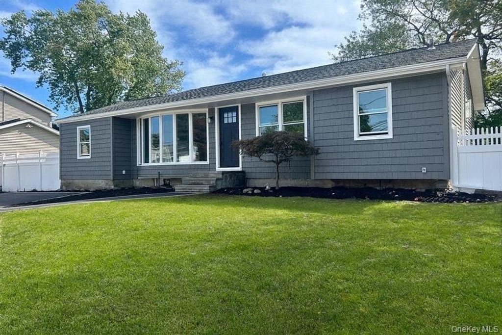 91 Udalia Court, West Islip, NY 11795