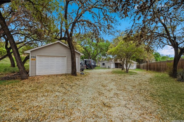 772 NW Pebble Beach Dr, Lakehills, TX 78063