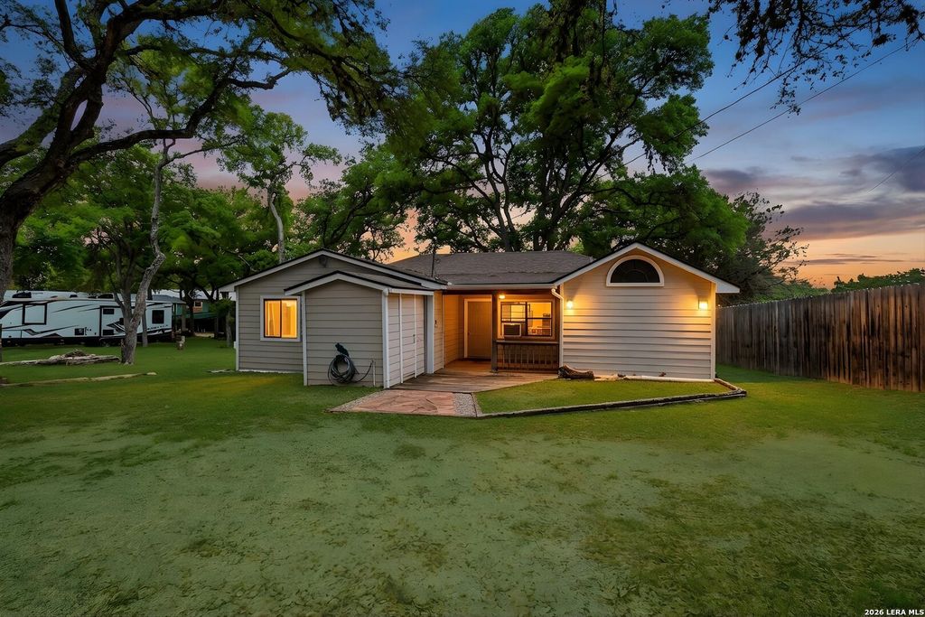 772 NW Pebble Beach Dr, Lakehills, TX 78063