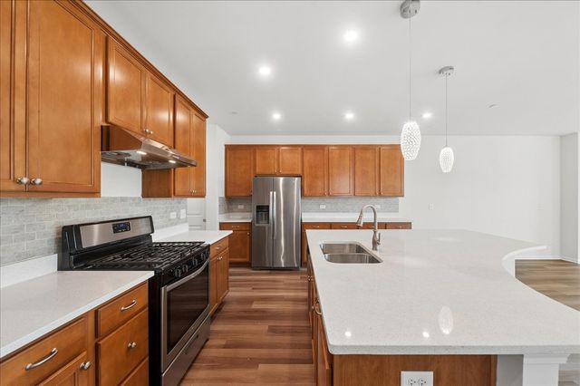 162 Waverly Court, Bloomingdale, IL 60108