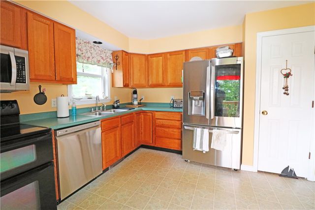 17 Metacomet Street, Portsmouth, RI 02871