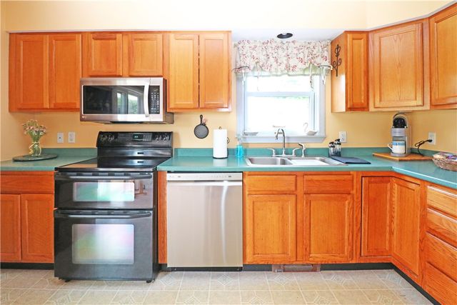 17 Metacomet Street, Portsmouth, RI 02871