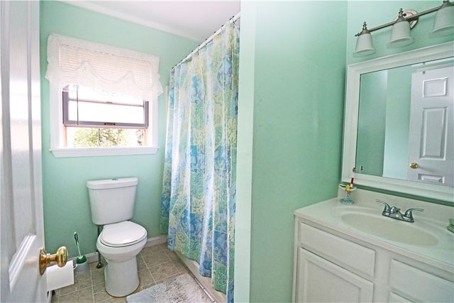 17 Metacomet Street, Portsmouth, RI 02871