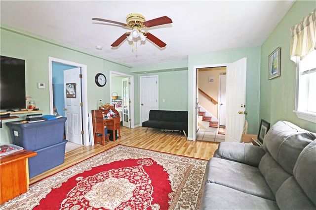 17 Metacomet Street, Portsmouth, RI 02871